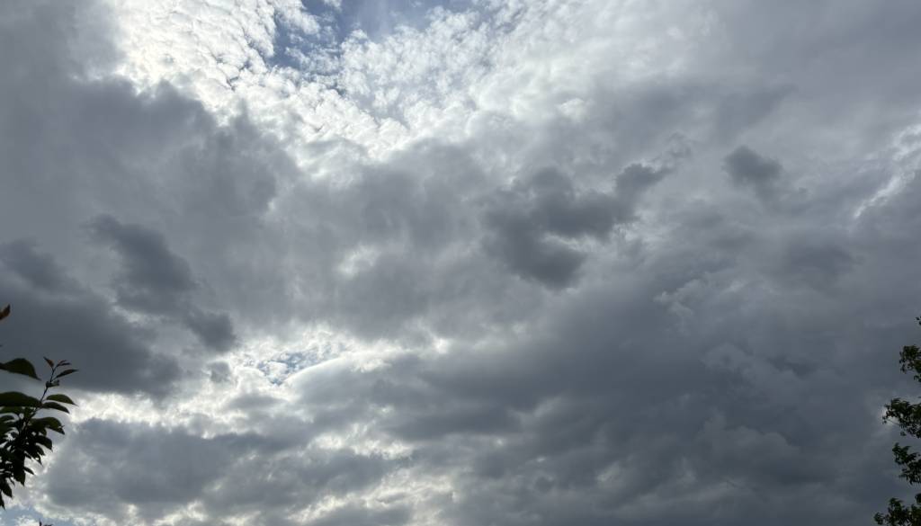 Po oblačnem začetku dneva prihaja več sonca