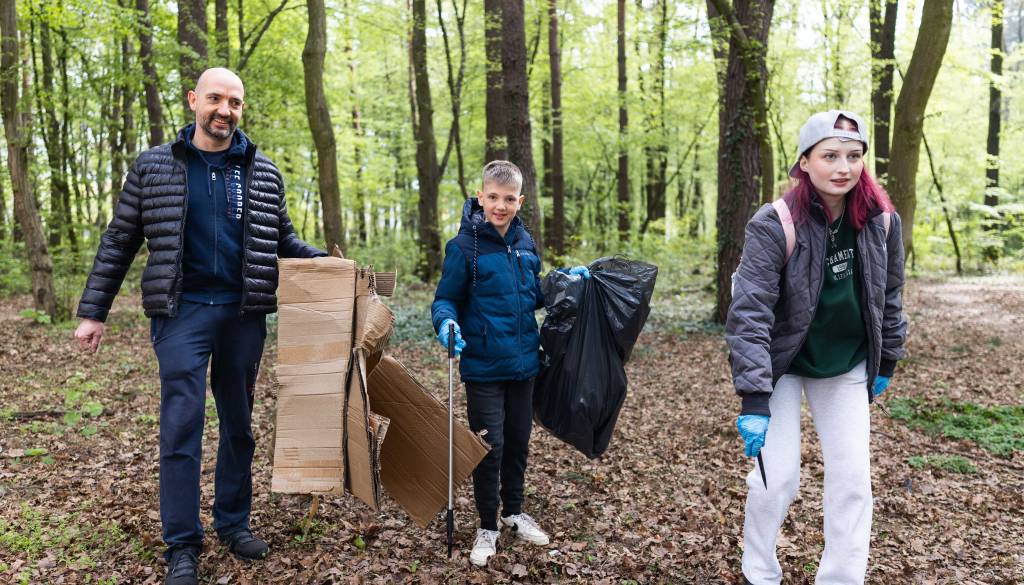 FOTO: Mariborčani že osmo leto zapored skupaj čistijo mesto
