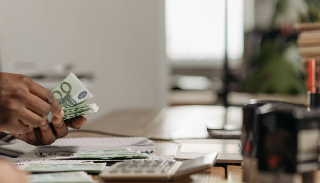 Prosta delovna mesta na Ptuju in v okolici: Hišnik, prodajalec, delavec v lakirnici ...