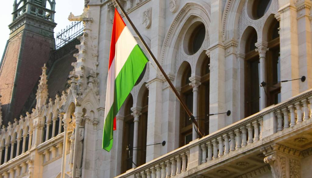 Madžari danes na volitve, ki bi lahko končale Orbanovo vladavino