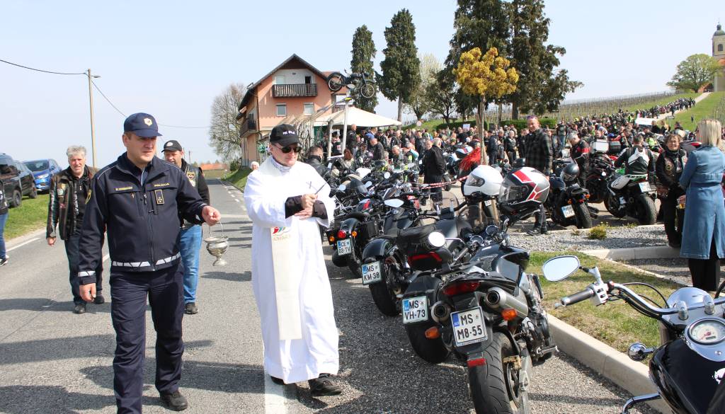 FOTO in VIDEO: Motoristi sezono začeli z blagoslovom na Kapelskem Vrhu