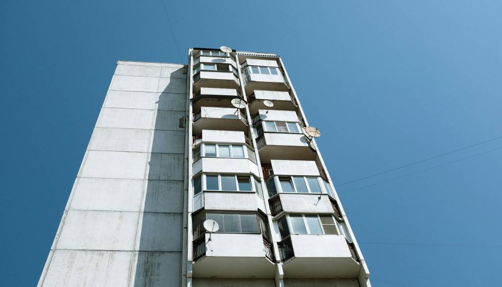 Grozljivka pri sosedih: Po samomoru našli še truplo najstnice