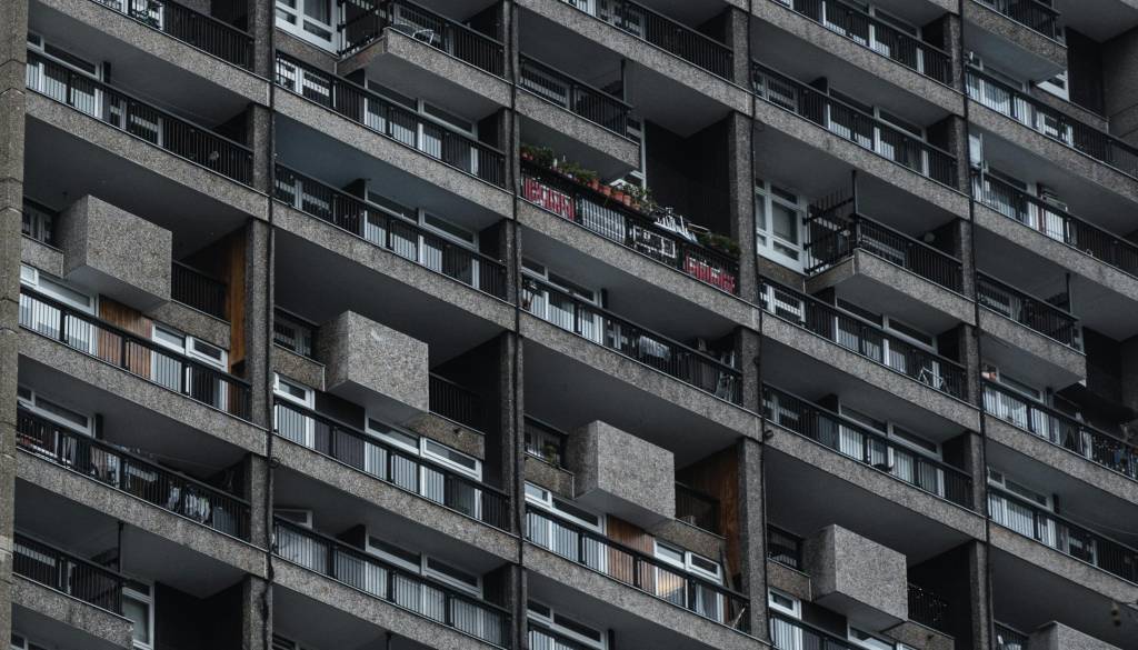 Tragedija v bloku: Po skoku ženske v stanovanju našli še mrtvo mladoletnico