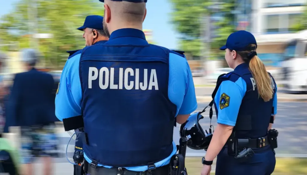 Ponoči sta se hudo skregala: 50-letnica partnerja poškodovala z ostrim predmetom