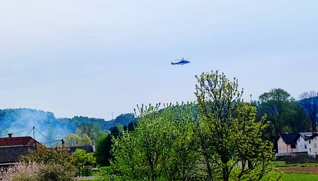 Zaradi pokov v Vevčah posredovala policija, nad območjem helikopter