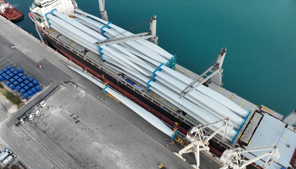 Pozor na cesti! Izredni prevoz čez Slovenijo, proti Avstriji bodo peljali 87-metrski tovor