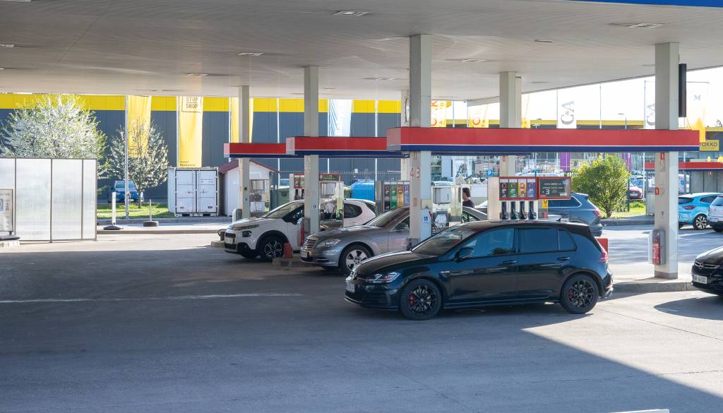 Od jutri občutno nižje cene bencina, dizla in kurilnega olja. Toliko znašajo ...