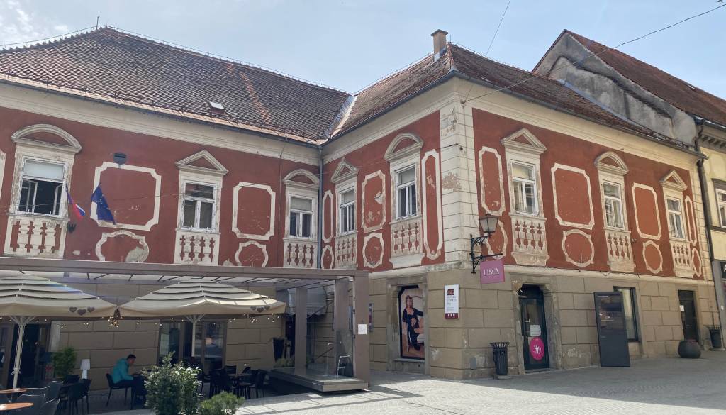 V središču Ptuja propada ena lepših stavb, kje se zatika obnova?