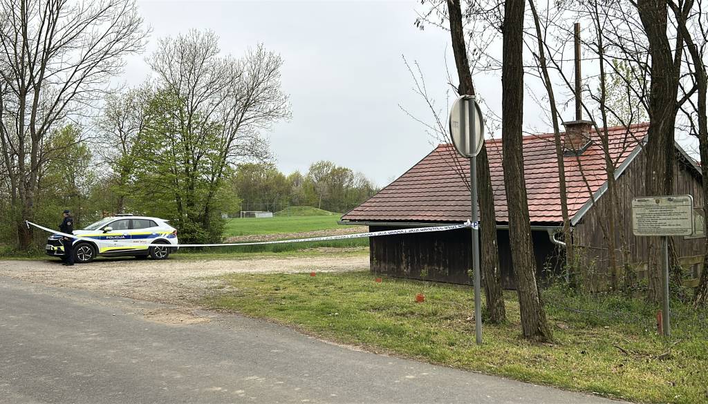 FOTO in VIDEO: Pri pomurski gramoznici s puško grozil dvema osebama, odjeknili tudi streli