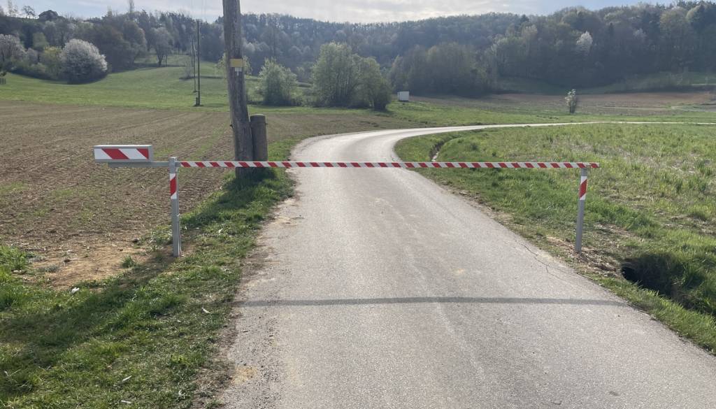 Na Goričkem zaradi »nepooblaščenega dostopa« zaprli cesto