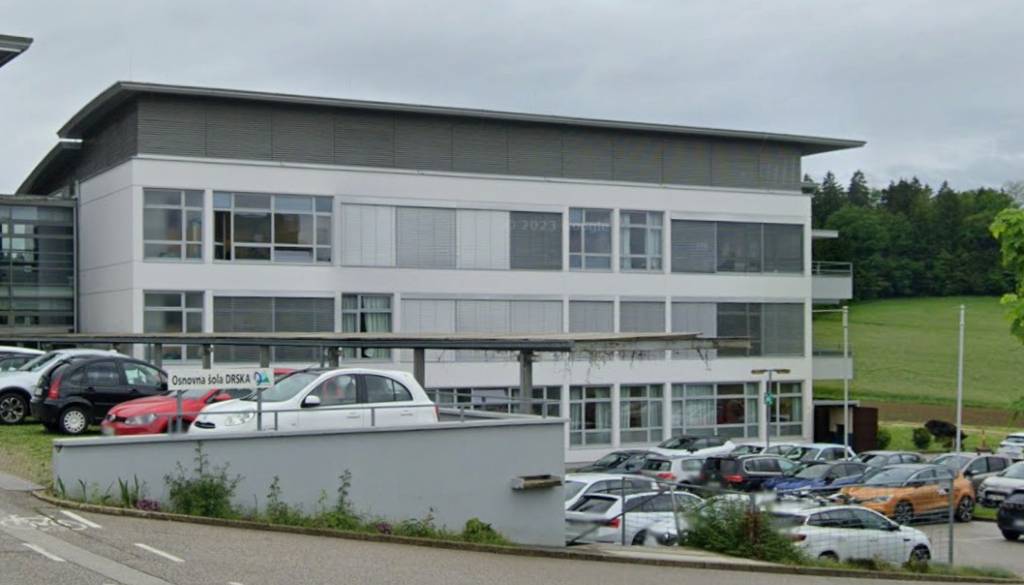 Napad pred OŠ Drska: Prijeli štiri mladoletnike, ki so poškodovali hišnika