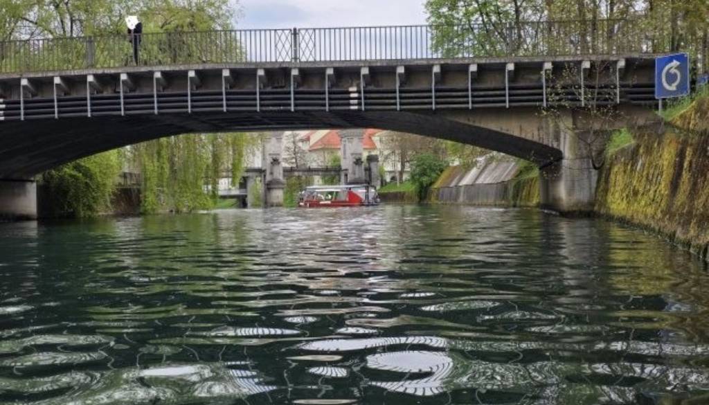 Ladjice tik pred zapornicami na Ljubljanici: »Samo vprašanje časa je, kdaj bo prišlo do tragedije!«