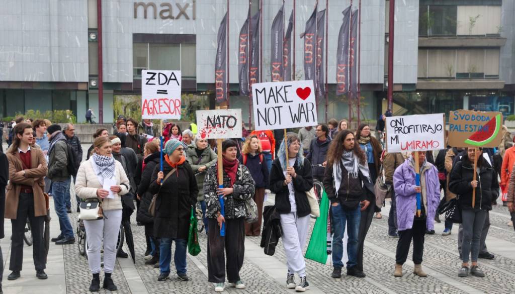 FOTO in VIDEO: Več sto ljudi na Trgu republike vzklikalo: »Nočemo vaših vojn!« 