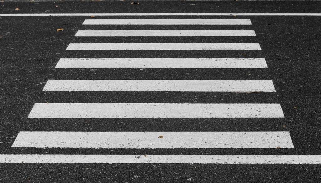 Osebno vozilo na prehodu za pešce zbilo pešca