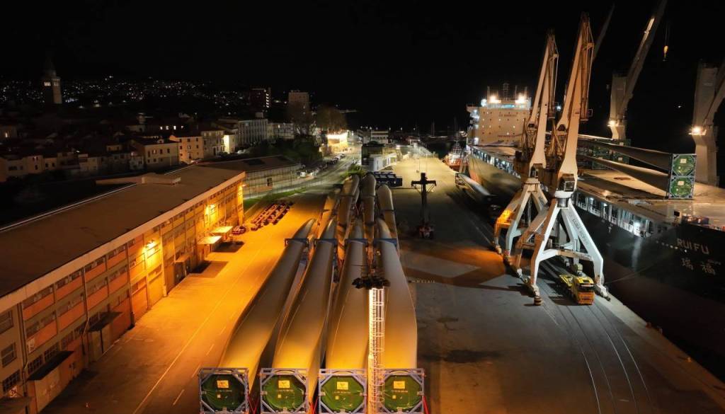 V sredo izredni prevoz elis: Promet na pomurski avtocesti upočasnjen