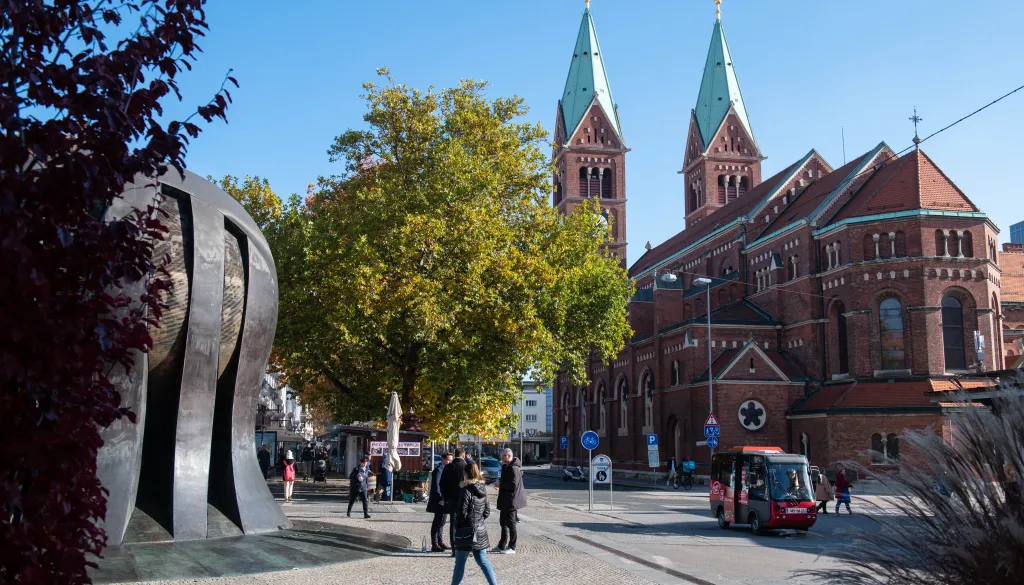 Oblačno z dežjem, alergenov v zraku vse več