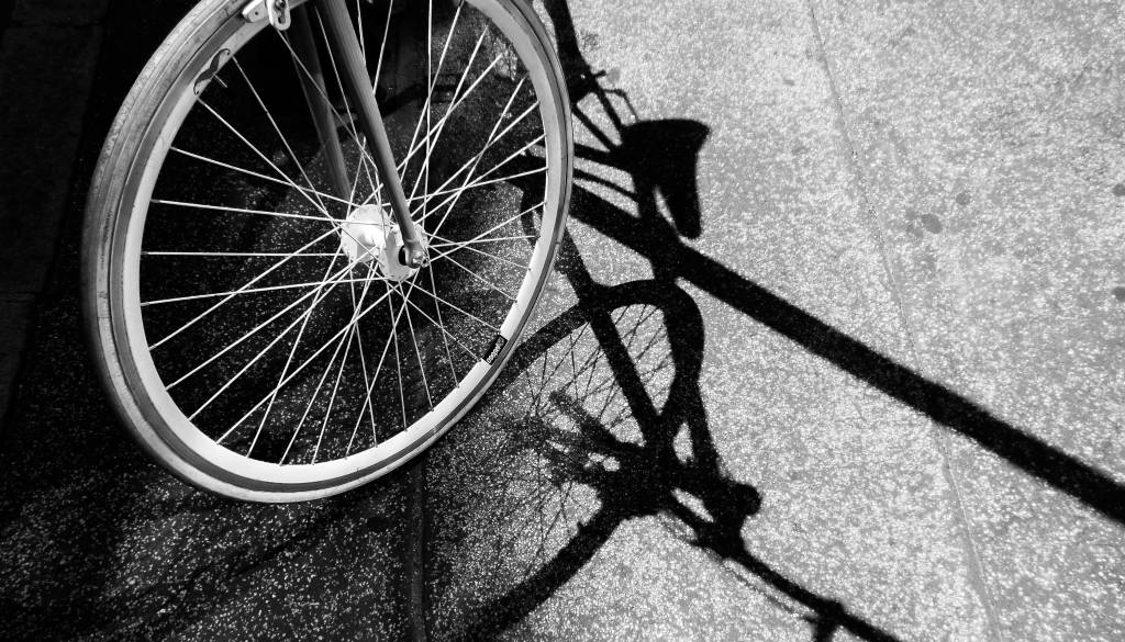 Nesreča na kolesarski stezi na Ptuju, poškodovana voznica e-skiroja