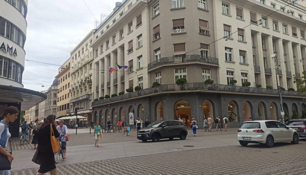 Zmeda na Slovenski cesti: Kolesar na pločniku ali cesti? Janković o tem, kdo ima prednost