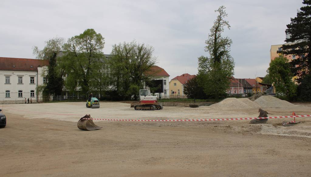 FOTO in VIDEO: Kaj se dogaja z divjim parkiriščem v centru mesta?