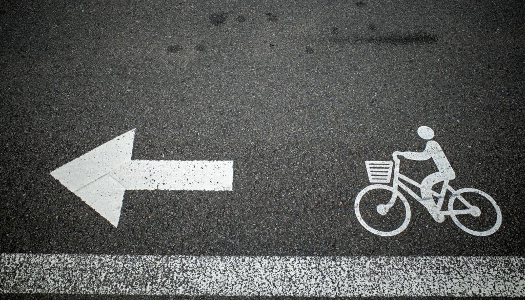 Nesreča na kolesarski stezi, padla voznica e-skiroja