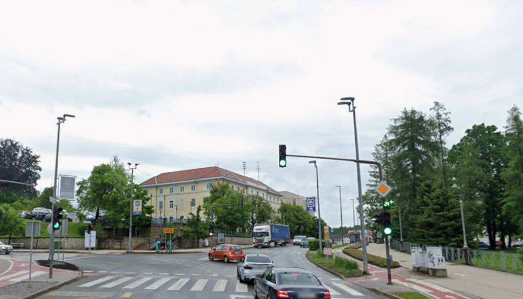 V Novem mestu avtobus povozil mladoletnico, huje poškodovano nemudoma odpeljali v bolnišnico