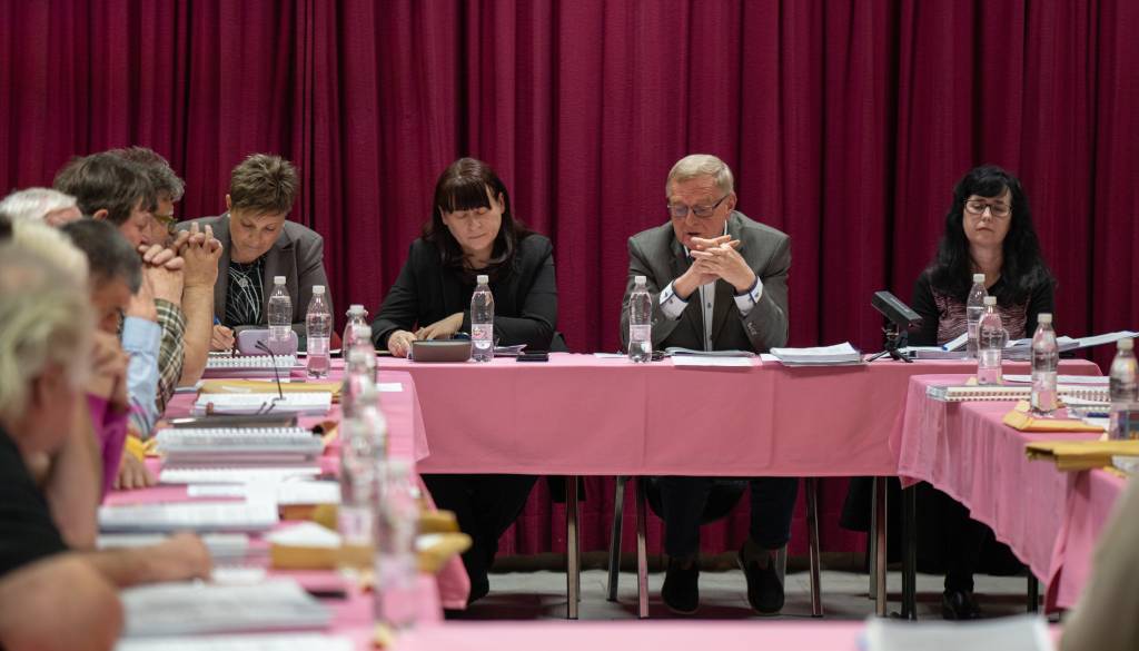 V Gornji Petrovih se piše zgodovina. Od pravnomočno obsojenega župana do večmilijonskega dolga, ministrstvi v skrbeh