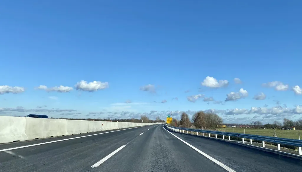 Na pomurski avtocesti zaprli priključek