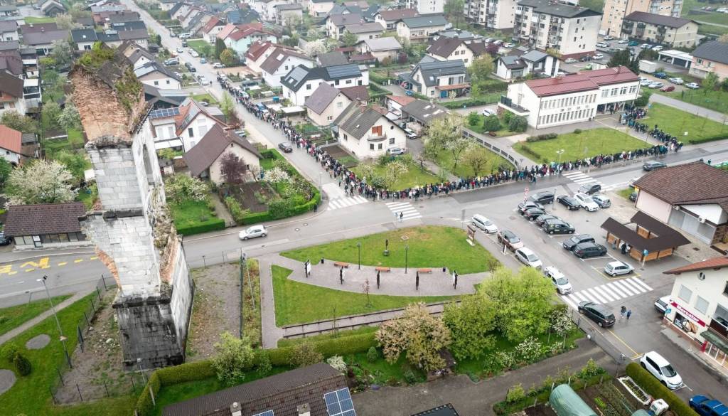 Bizarka v Borovnici: V vrsti za novo zdravnico čakali celo noč!