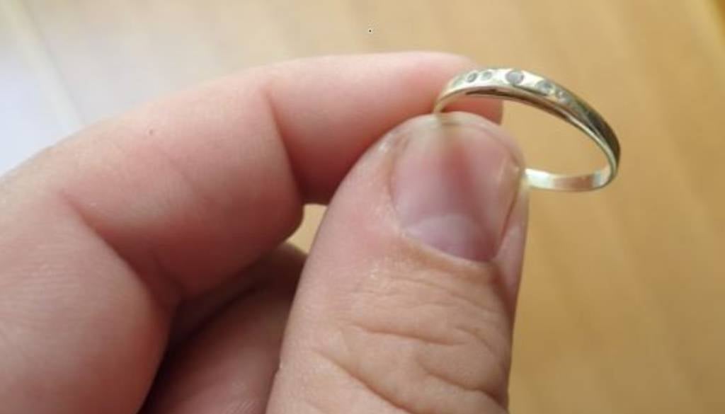 Ste izgubili prstan? Našli so ga na sprehajalni poti, policija išče lastnico 