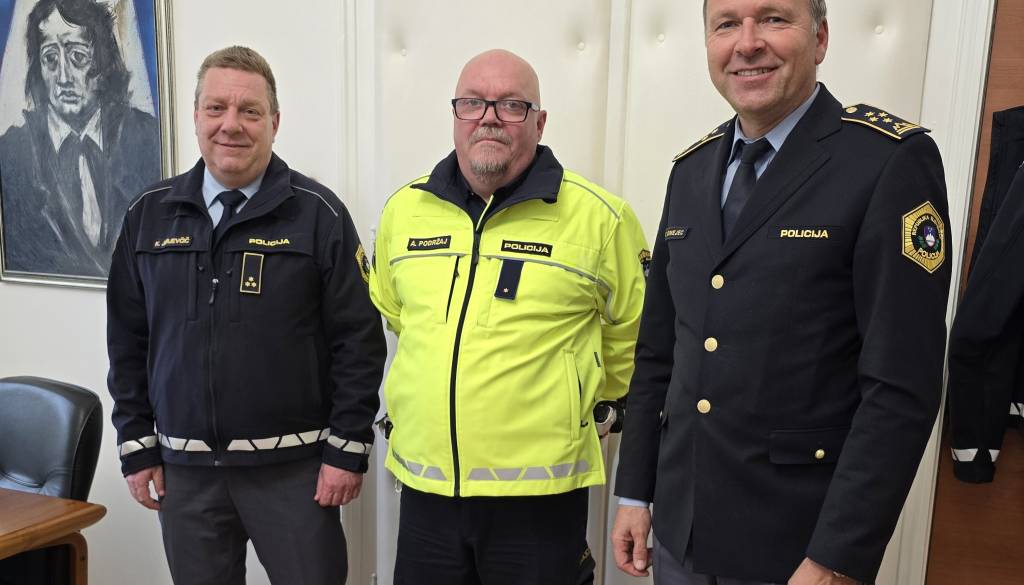 Tik pred tragedijo na Kodeljevem: Policist rešil žensko, ki je sedela na tirih in čakala vlak