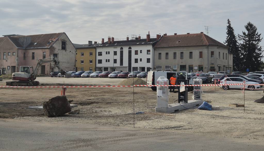 FOTO in VIDEO: Parkirišče v centru Murske Sobote (očitno) že kmalu plačljivo. Kje se bo lahko še parkiralo?