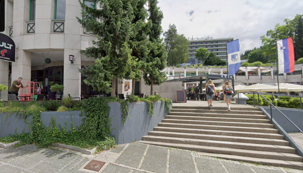 Trgovski center sredi Bleda nekatere spominja na vse bolj pozabljeni Maximarket v Ljubljani