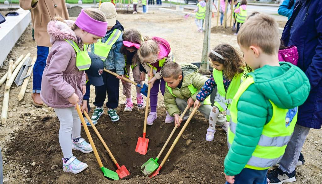 Najmlajši v Mariboru pomagali ustvarjati nov zeleni kotiček