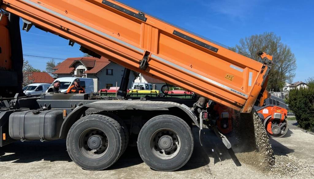 Ob pokopališču uredili prostor za parkiranje in odpadke