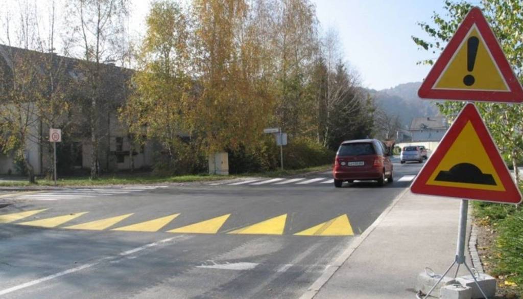 Novi ležeči policaji v Polju razburili voznike: Uničujejo vozila, promet se je preusmeril mimo šole in skozi naselje