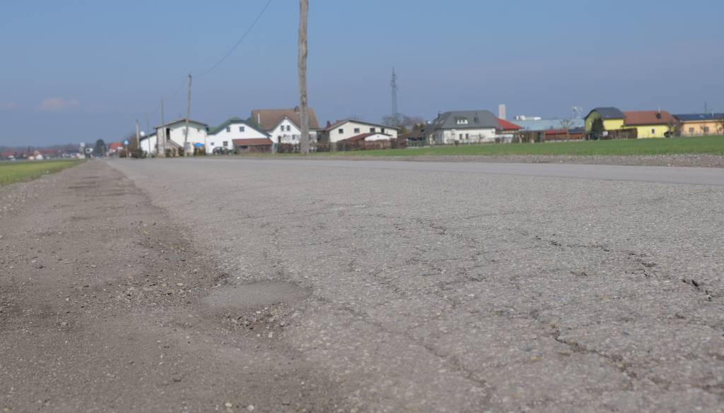 'Obvozno' cesto, ki je povsem uničena, bo prenavljal Pomgrad. Vrednost del čez 400 tisočakov