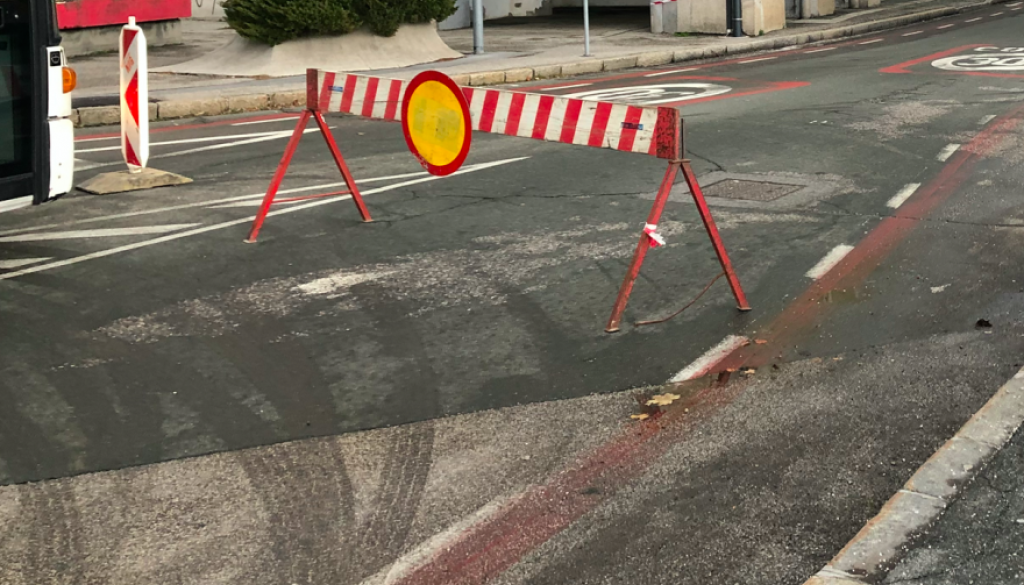 Na Poljski cesti začasna popolna zapora zaradi postavitve montažne hiše. Kdaj?