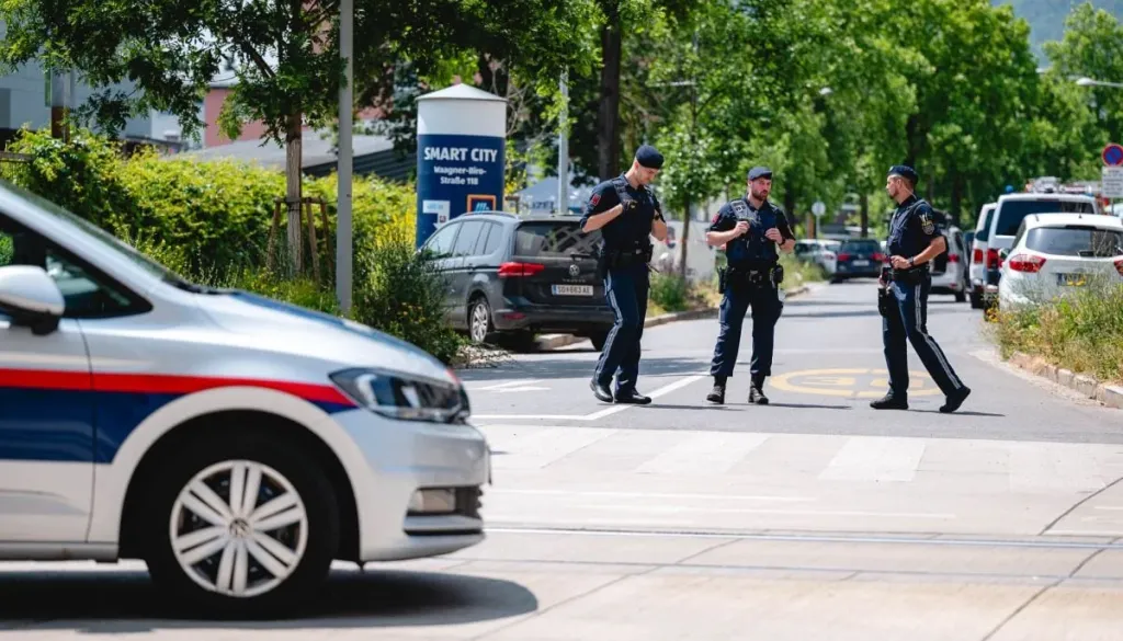 Incident nedaleč od Maribora: 18-letnik iz avtomobila streljal »za zabavo«