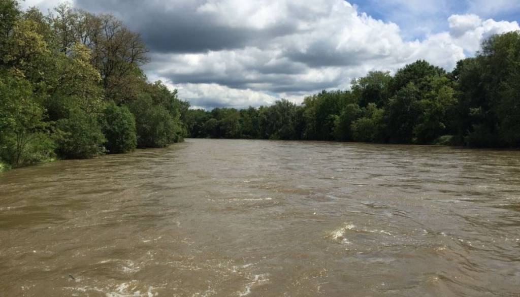 Pri prečkanju reke na meji ena oseba utonila
