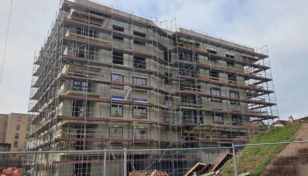 Na Potrčevi cesti zagorel zabojnik za smeti na gradbišču