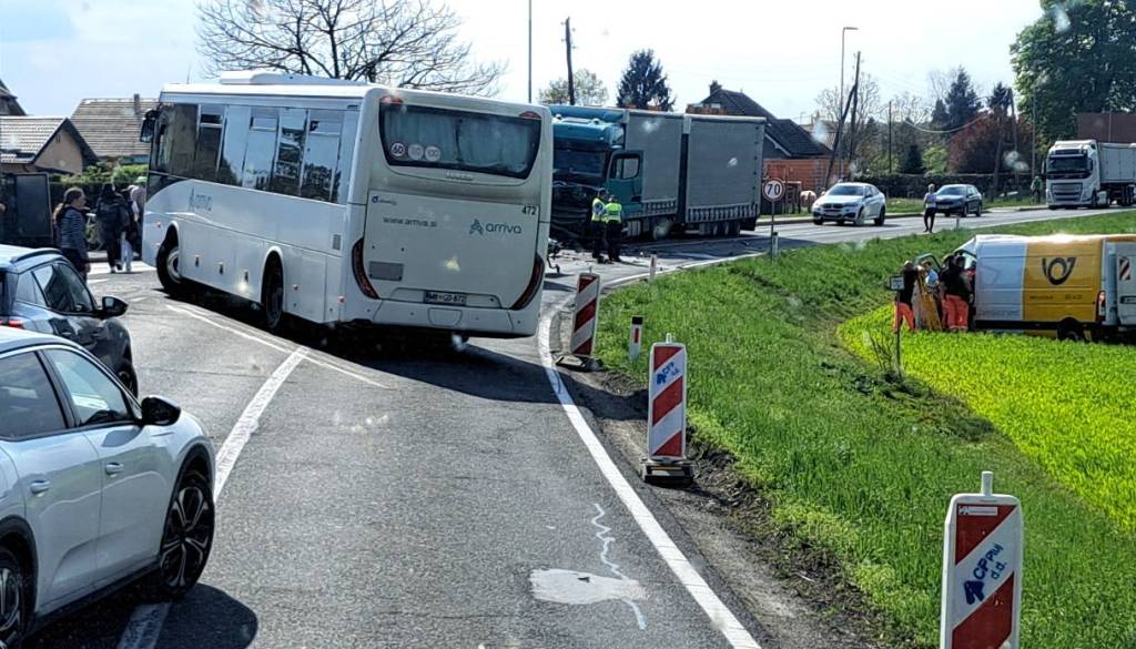 FOTO: Pri Gorišnici prometna nesreča, kombi Pošte Slovenije pristal na travniku