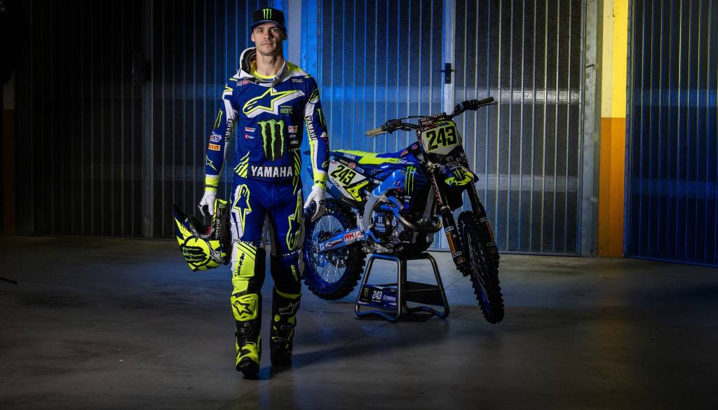 Tim Gajser s posebnim poklonom Valentinu Rossiju na dirki v Trentinu