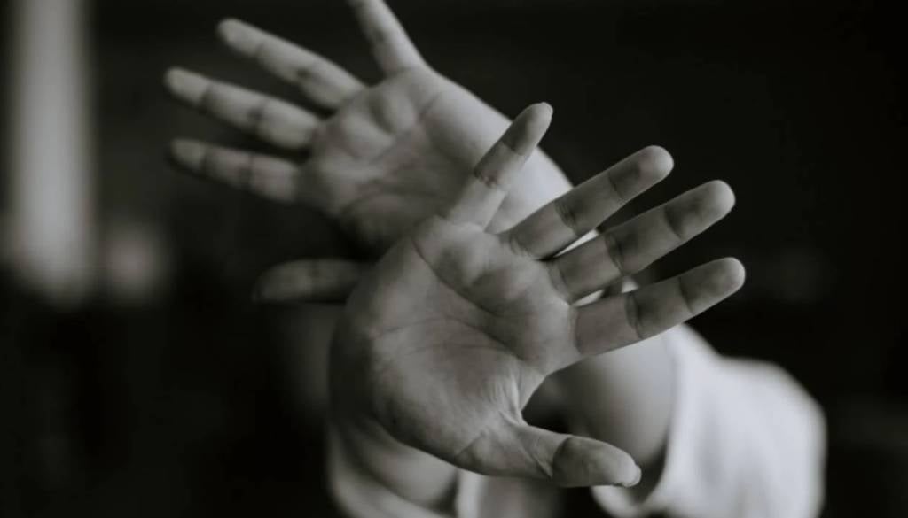 Družinsko nasilje v Beli krajini: 71-letnik grozi, da jih bo ubil, jih pretepa, žali in preganja