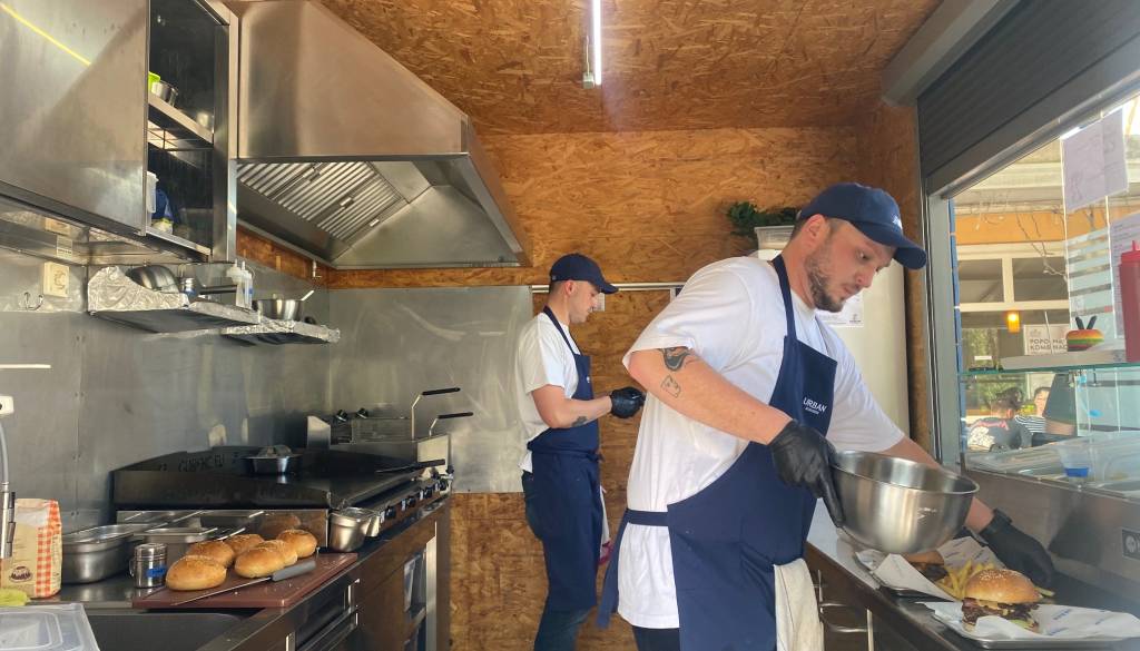 FOTO in VIDEO: Na Ptuju odprli Urban Burgers, novi kiosk stavi na brezkompromisne okuse