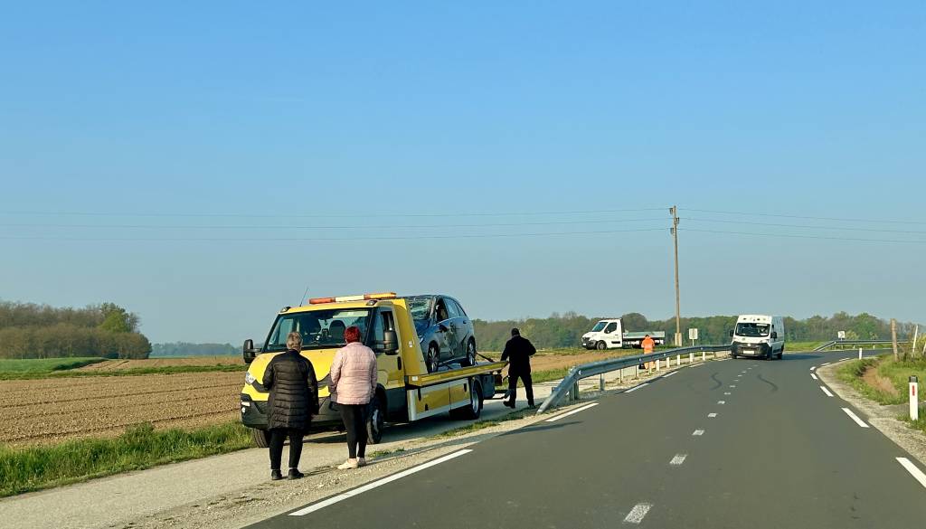 FOTO: Prometna nesreča pri Beltincih, vozilo končalo na strehi