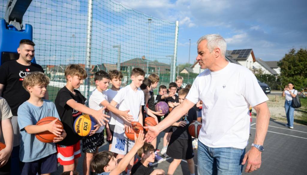 FOTO in VIDEO: Novo igrišče v Pekrah oživelo, mladi košarkarji so ga preizkusili z Arsenovičem 