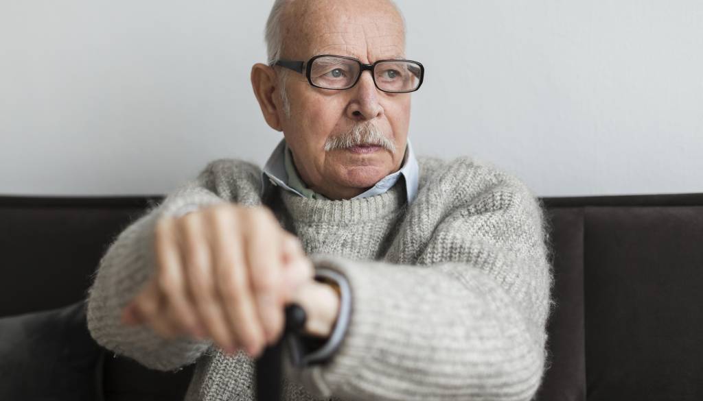 Družinsko nasilje: 71-letnik ustrahuje, pretepa in žali družinske člane, prišla je policija