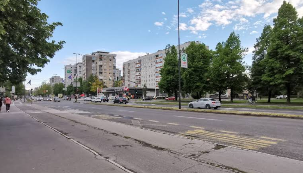 Je Celovška res 'drugorazredna' vpadnica? Občina jo pušča v razpadajočem stanju, prebivalci ogorčeni