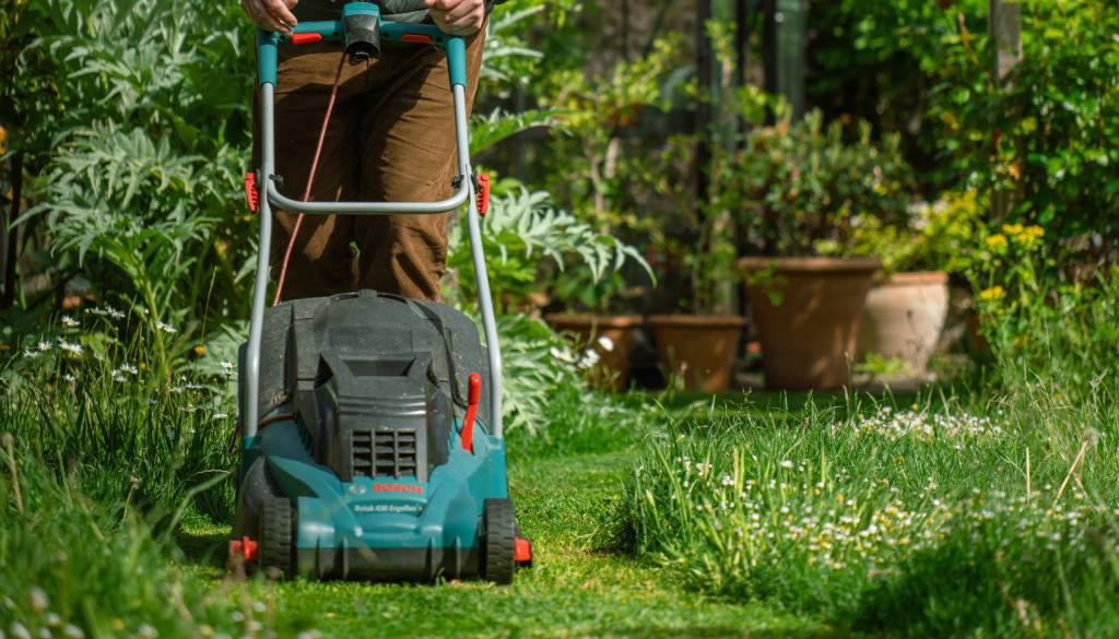 Na Dolenjskem se je med košnjo poškodovala oseba