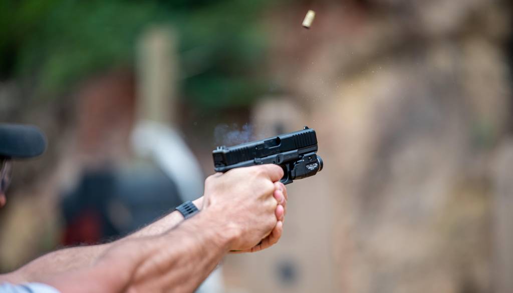 Pijani moški streljal na družinskega člana, policija sprožila preiskavo poskusa umora